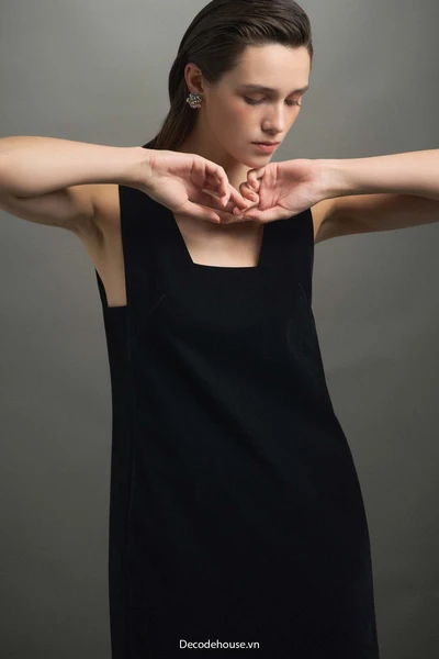 Đầm cao cấp: LAURA DRESS (đầm nhung đen, dáng A tối giản, may đo)