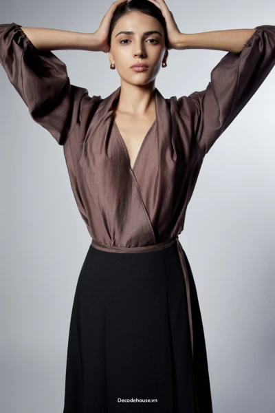 Áo cao cấp: NINA BLOUSE (áo cổ V tay phồng, vải tơ tencel, may đo)